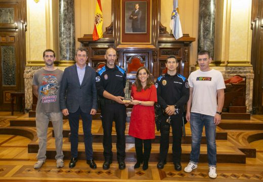 Inés Rey recibe no concello os catro representantes da Policía Local que participaron no Campionato de España BTT